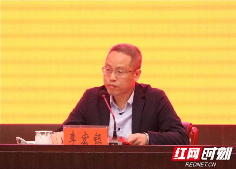 区党工委副书记,管委会主任李宏钰主持学习.