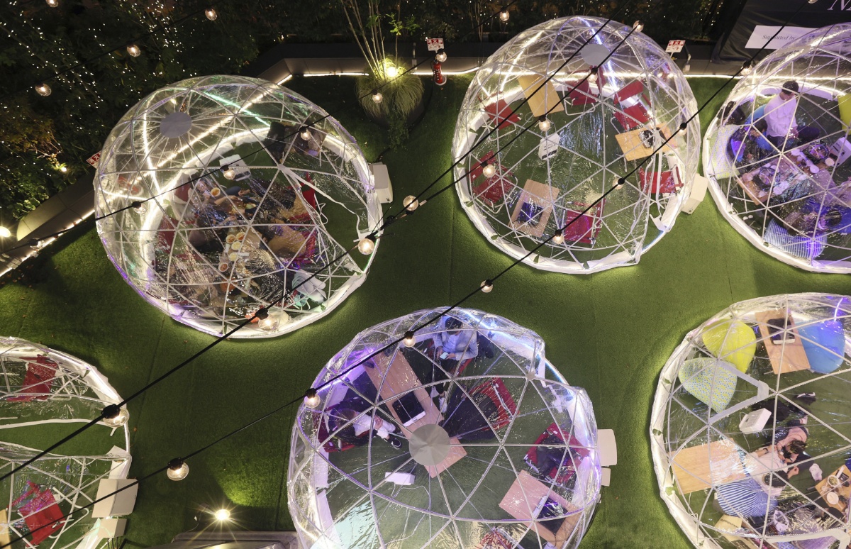 顾客用餐新体验日本一商场推出透明泡泡屋