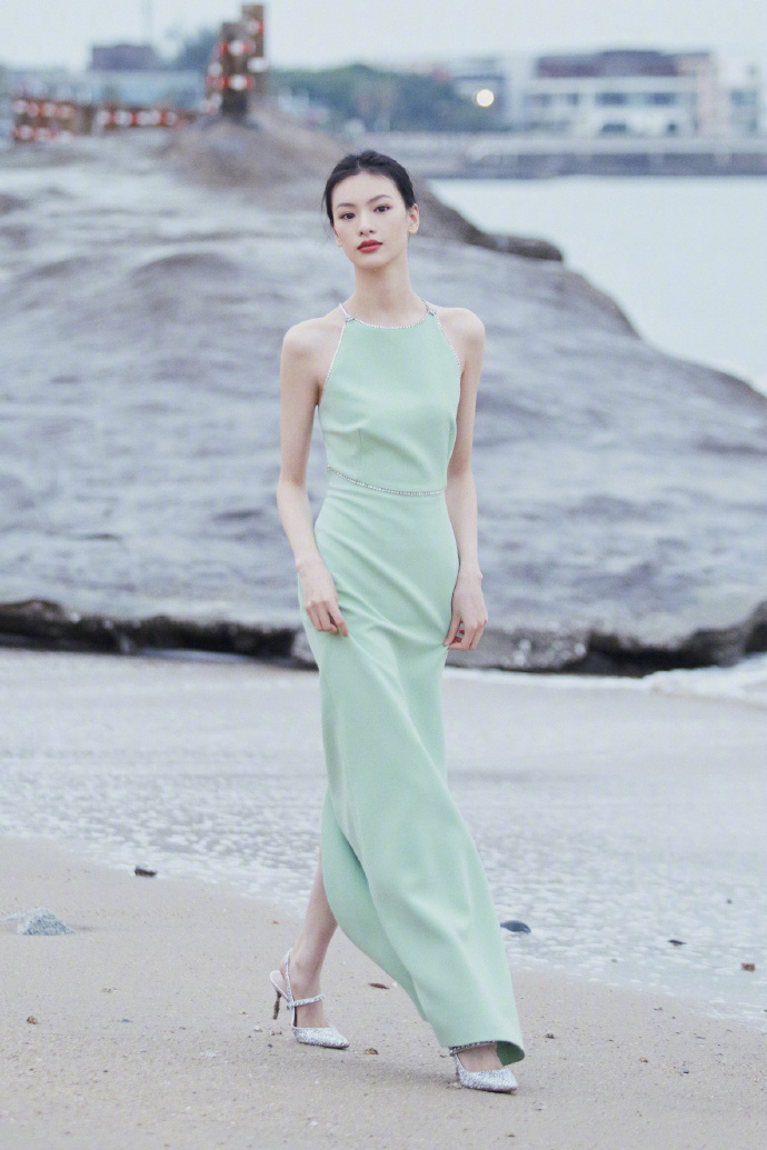 邱天穿露背装秀曼妙曲线 侧颜绝美尽显清冷气质-搜狐大视野-搜狐新闻