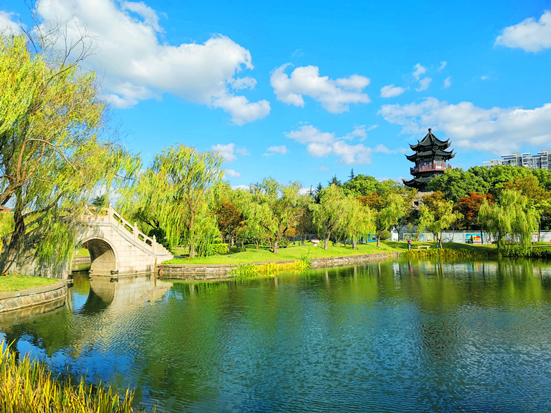 蓝天白云下的南通如东人民公园