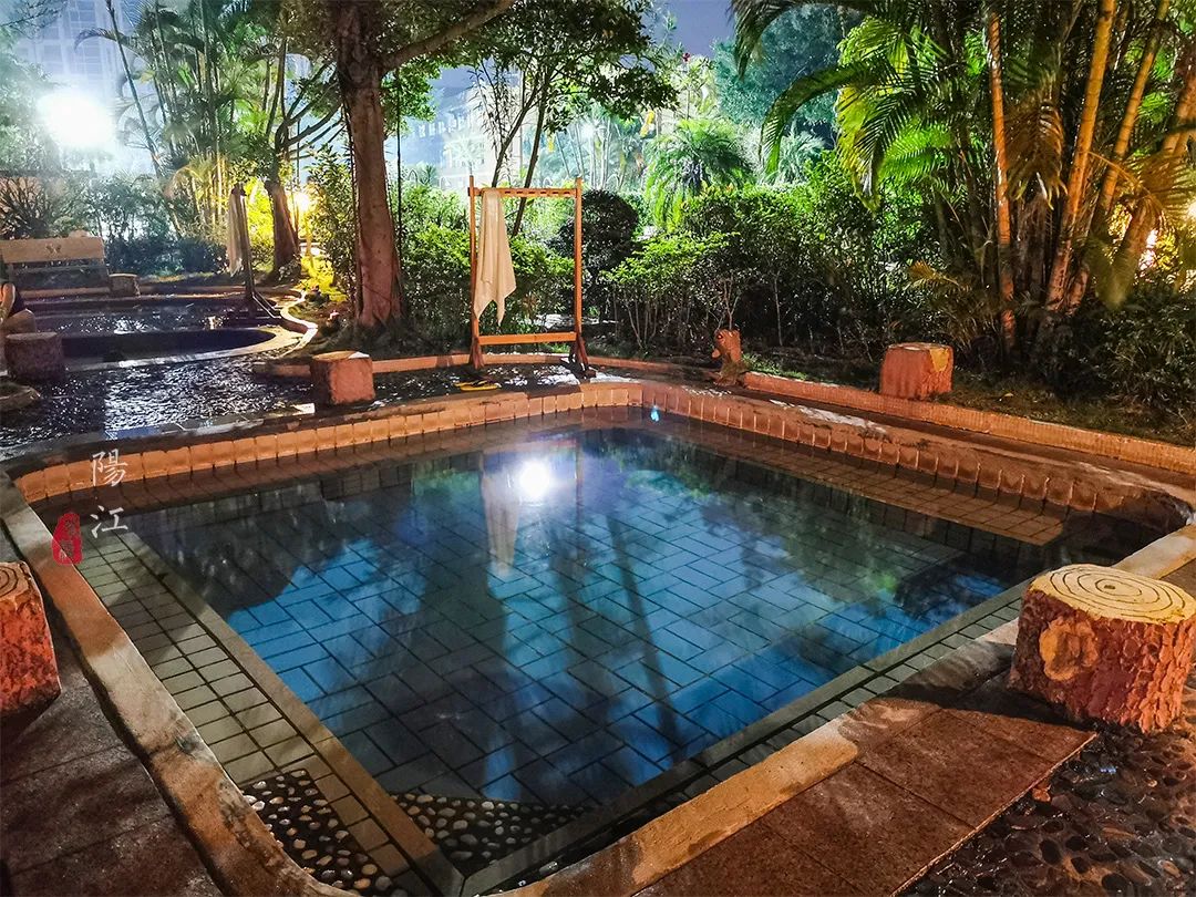 温泉为高浓度氯化钠矿泉,源自县城织篢河出海口沙洲中,经年流淌,源源