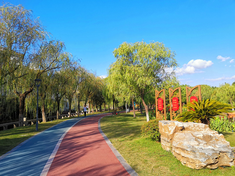 蓝天白云下的南通如东人民公园