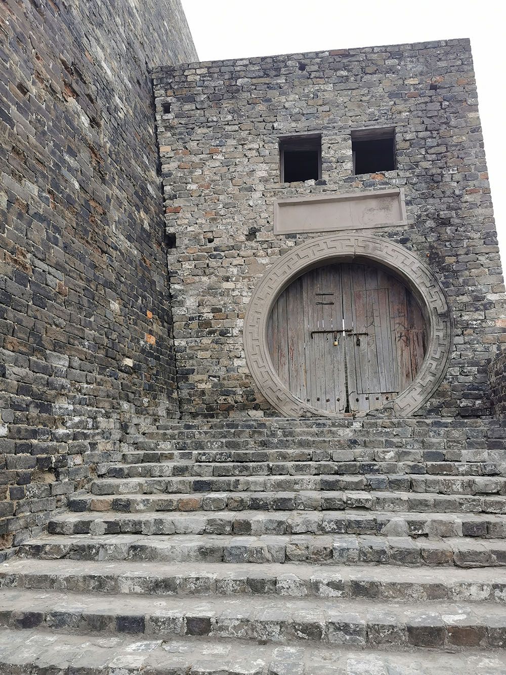 完整的,到乾隆二十年,九座城门和包砖城墙被拆,用来修建了凤阳府城,中