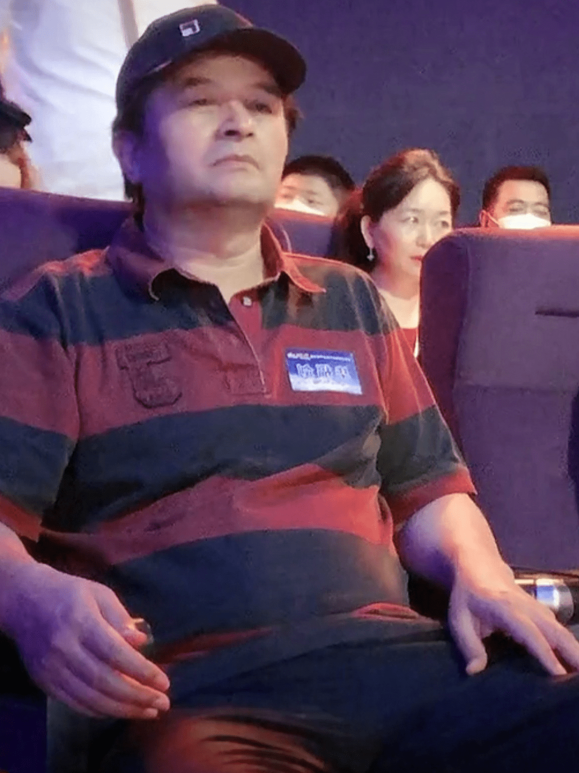 原创毕福剑近照曝光面部浮肿发福严重商演被雨淋无人打伞十分落魄