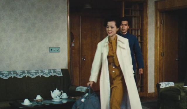 陈肖依年轻时美得好有韵味,黑色毛衣搭半裙风情万种,现在也时髦