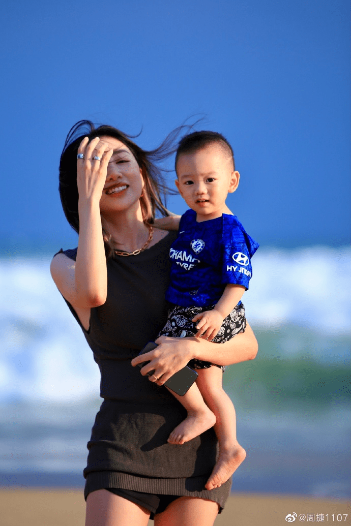 体操女神海边与落日共舞,退役11年魔鬼身材依旧,嫁奥运五金王_周捷