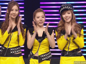 好棒呀,三位美女齐拍手低着头走路的后果生气的女人在训人漂亮的女人