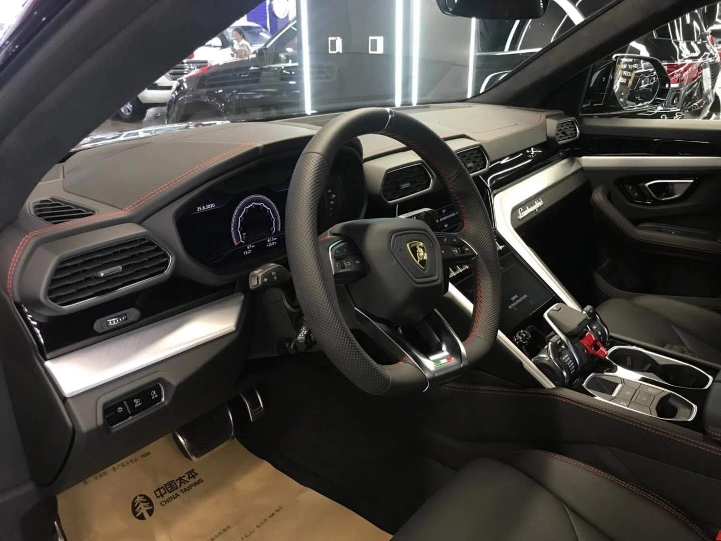 兰博基尼urus的内部设计和内饰呼应着它的外观,拥有鲜明的兰博基尼