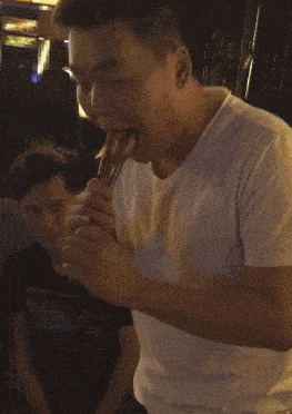 搞笑gif段子这是要打喷嚏吗