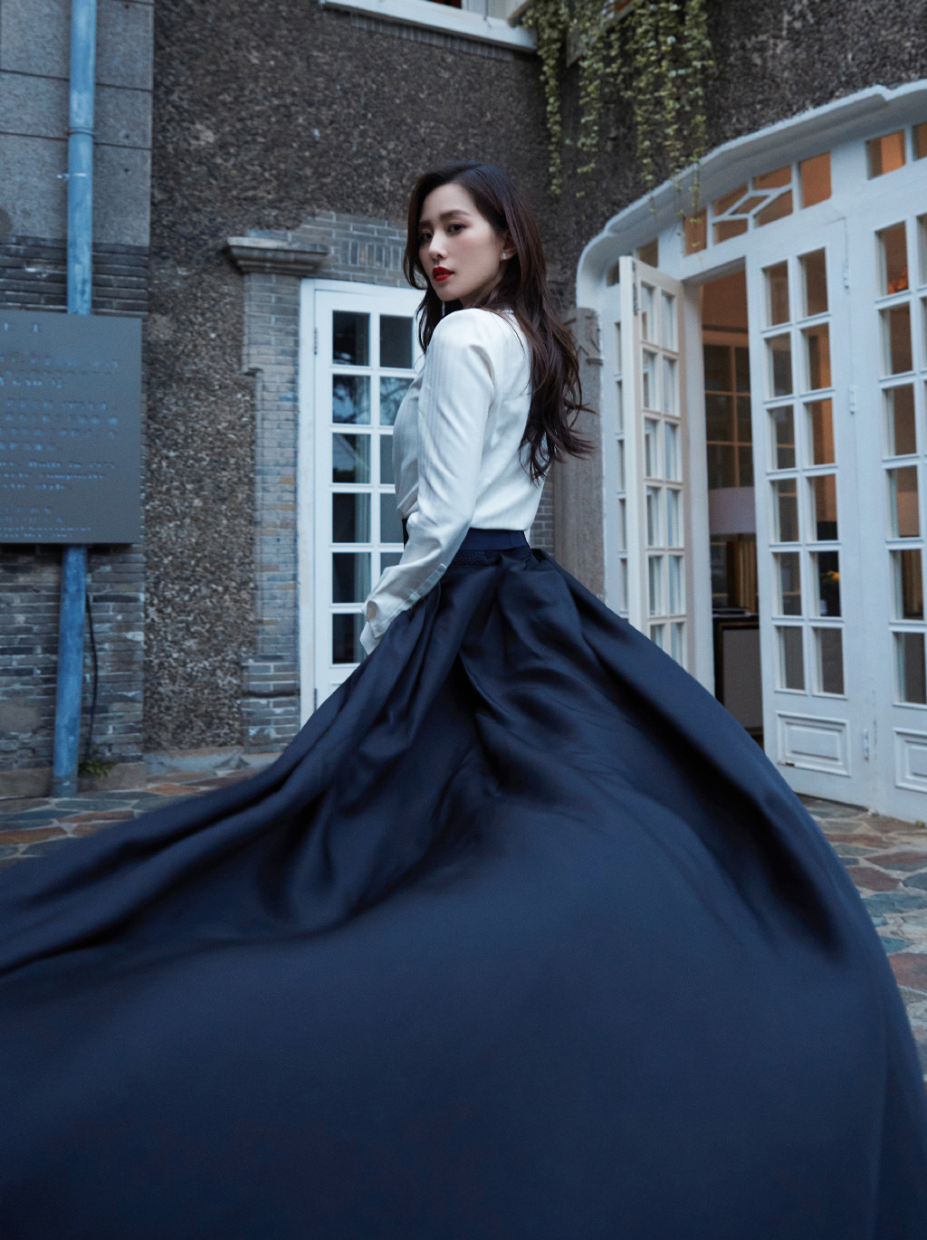 刘诗诗穿拖尾西装礼服帅气随性 身材能打气质优雅