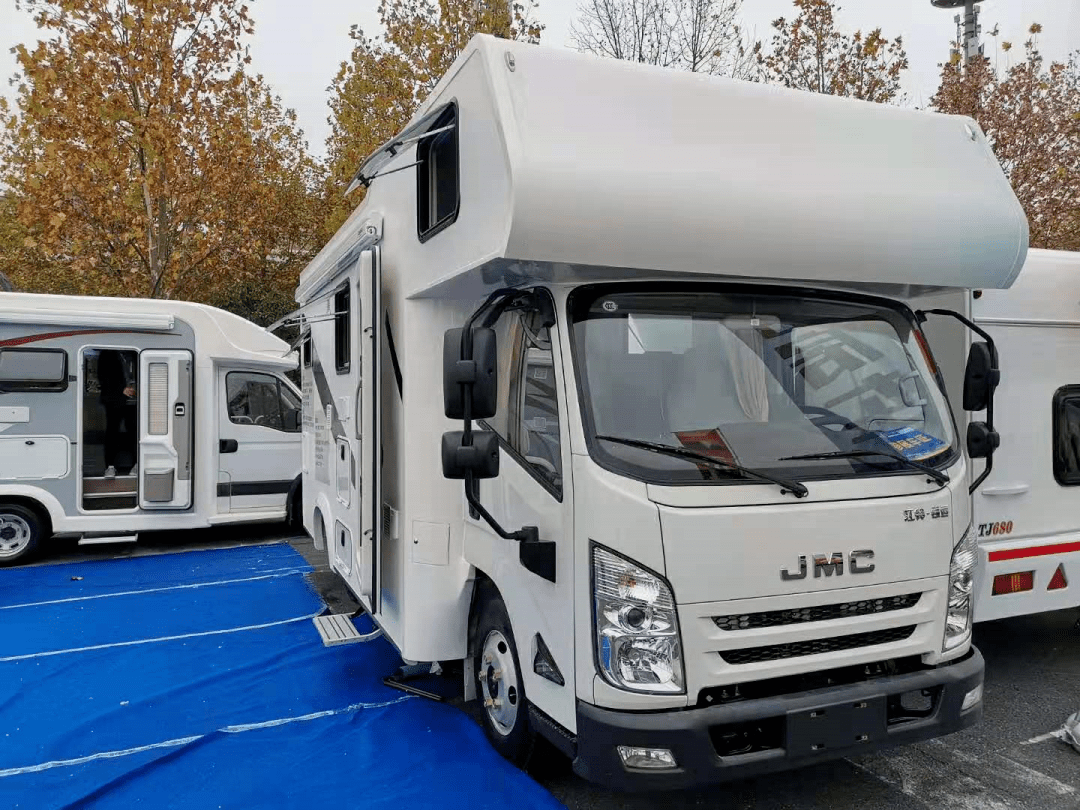 首款江铃轻卡房车下线320l清水箱四床六座318w起