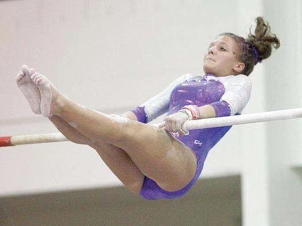 女体操运动员为何穿三角裤比赛,不怕"走光"吗?原因其实有三点