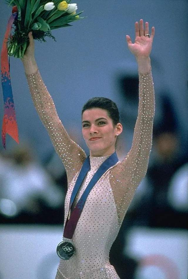 25岁花滑公主直播中被打爆膝盖,第二天凶手的老婆却拿了冠军…_谭雅