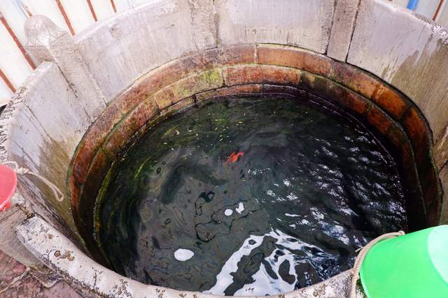 一个水井养育了一个城的人居民用井水做生意还做出了百年美食