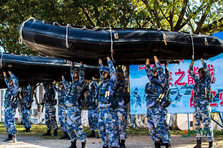 海军陆战队队员进行极限战斗体能训练