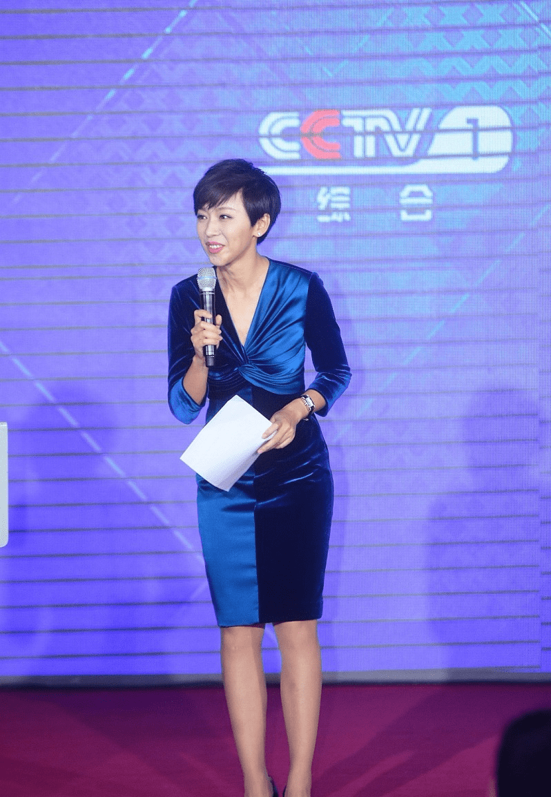 原创欧阳夏丹少女时代有多美穿娃娃领裙甜美可人淡妆看着更精致