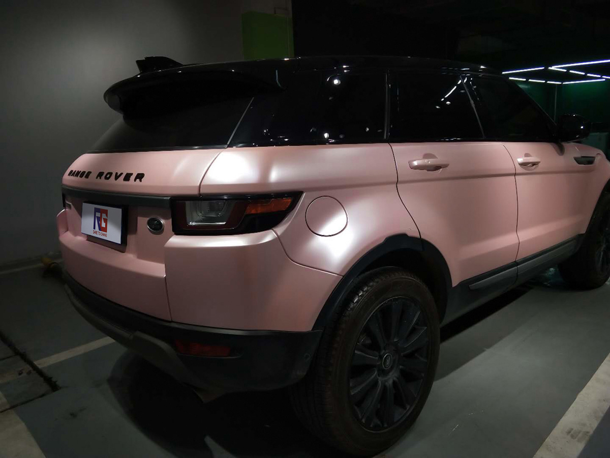 路虎极光(参数|图片)车身改色膜电光素雅粉,给自己得爱车换个颜色就像