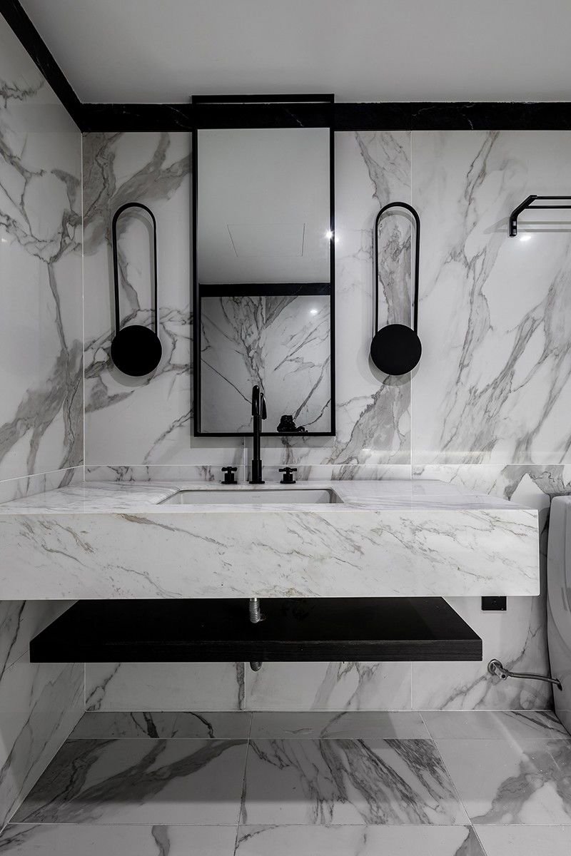 选择爵士白的瓷砖,配着黑色移门,卫生间也变得高级起来,冷色系很显