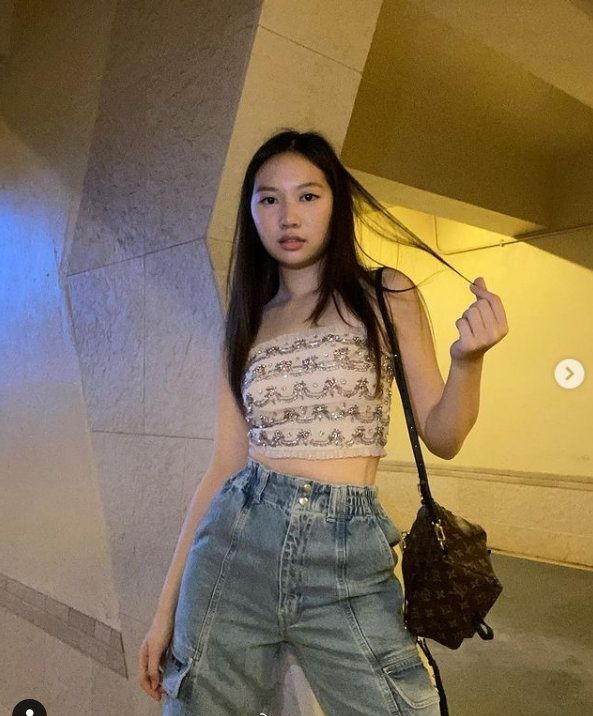 甄子丹女儿晒照穿泳装风毛衣太成熟才16岁身高已超180