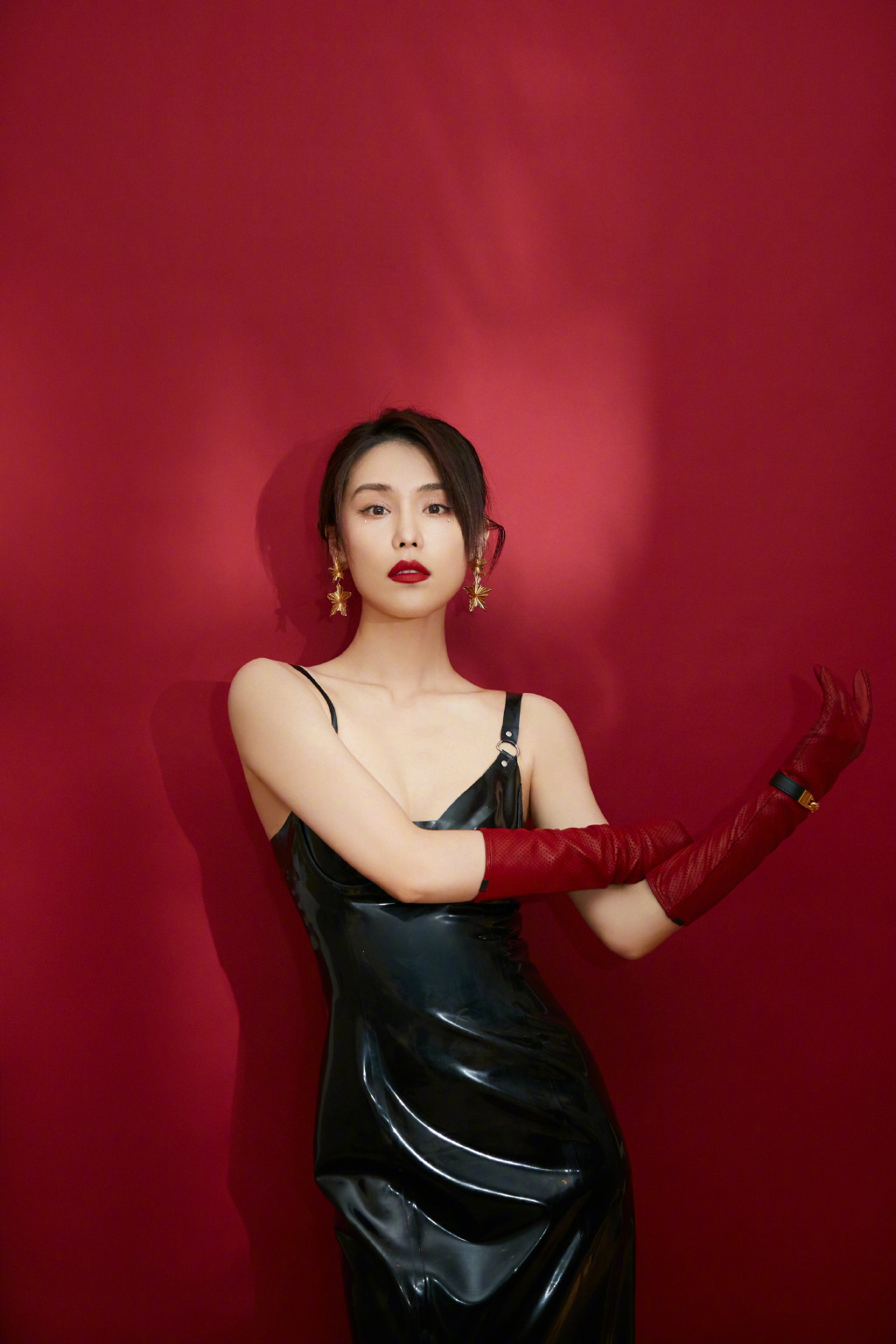 韩丹桐美妆造型,身穿乳胶吊带裙装,冷艳魅力时尚感十足