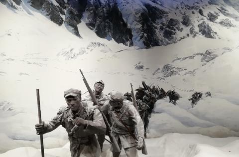 红军爬雪山照片图片