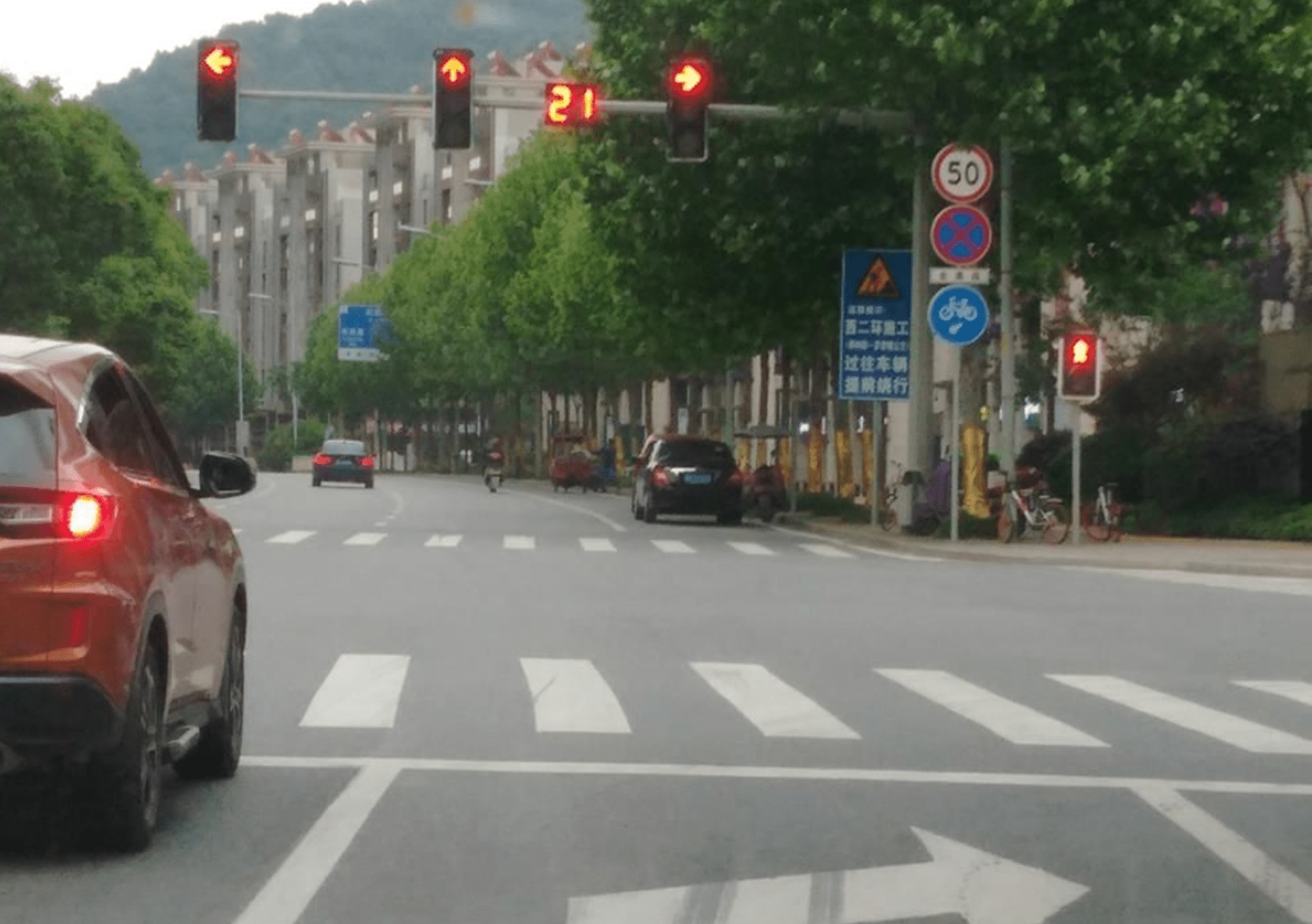 红灯二十分钟不变灯,开过去算是闯红灯吗?