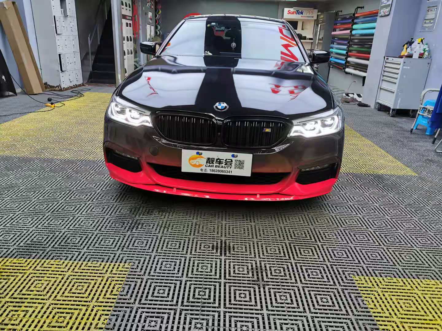 成都靓车会宝马5系改色贴膜钢琴黑渐变火焰红