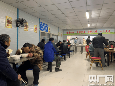 郑州"掰烂包子送农民工店主"呼吁关注农民工群体-搜狐大视野-搜狐新闻