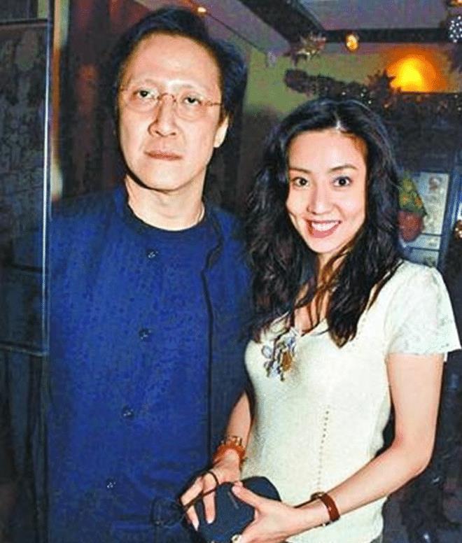 向华强与张玉珊参加聚会,同场不同框关系微妙,女方差点嫁入向家