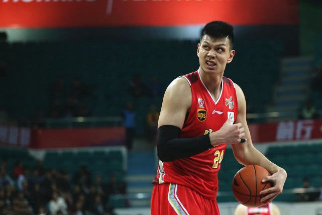 随后,他又贴出了八一球员田宇翔,张祖铭的信息,表示"这两位近期也有