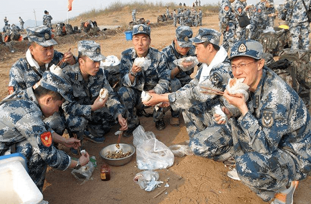 原创军用压缩饼干抗饿的秘密放开水里煮半小时就明白了