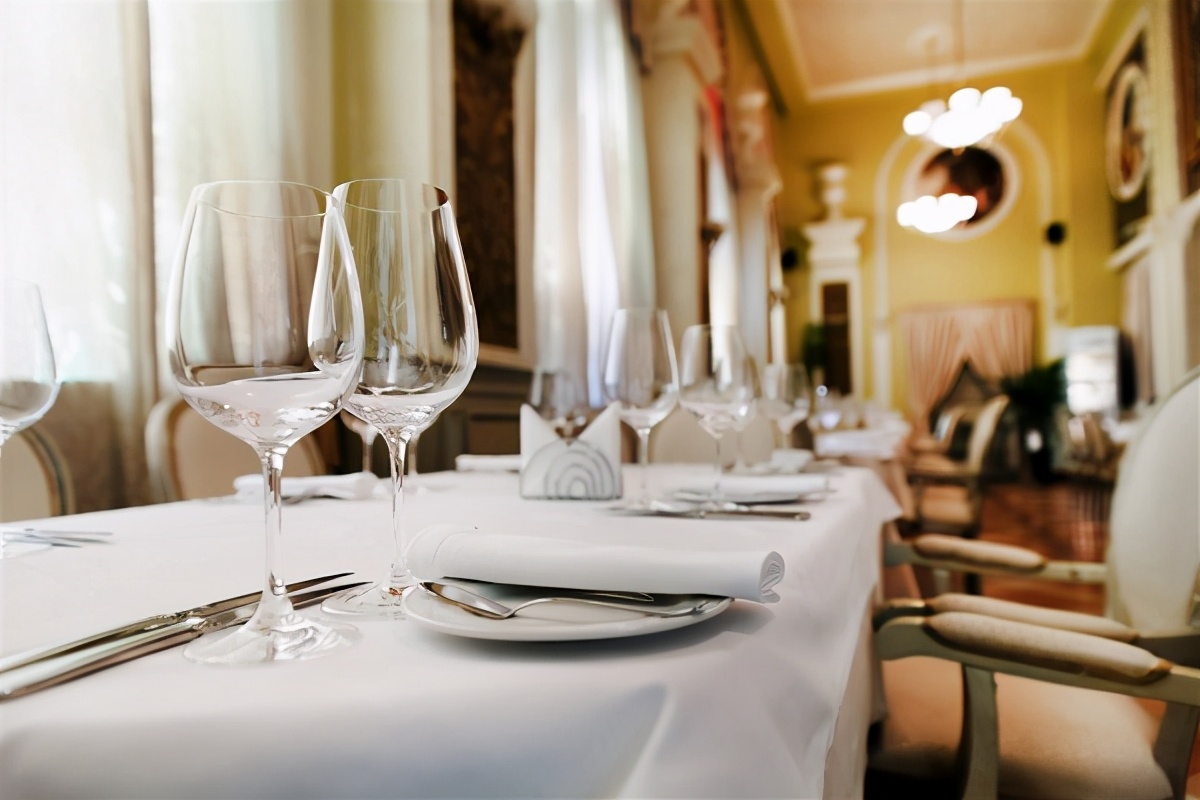 家里常用的水晶玻璃红酒杯摆放有讲究,不能瞎摆