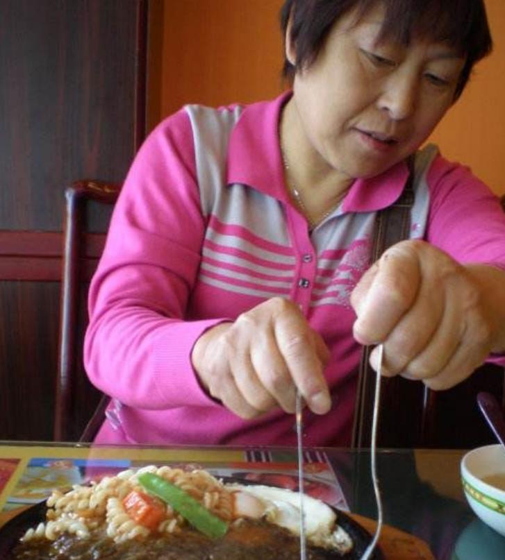 母女就餐1小时未动筷老板报警 来自搜狐网
