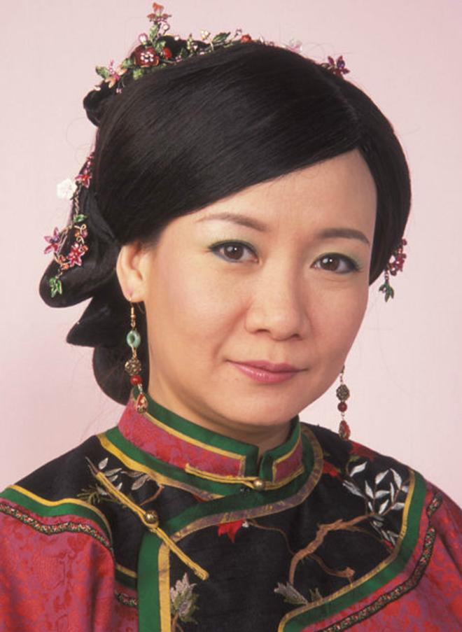 原创56岁商天娥重返tvb拍剧小1岁老公片场陪伴晚婚无子生活幸福