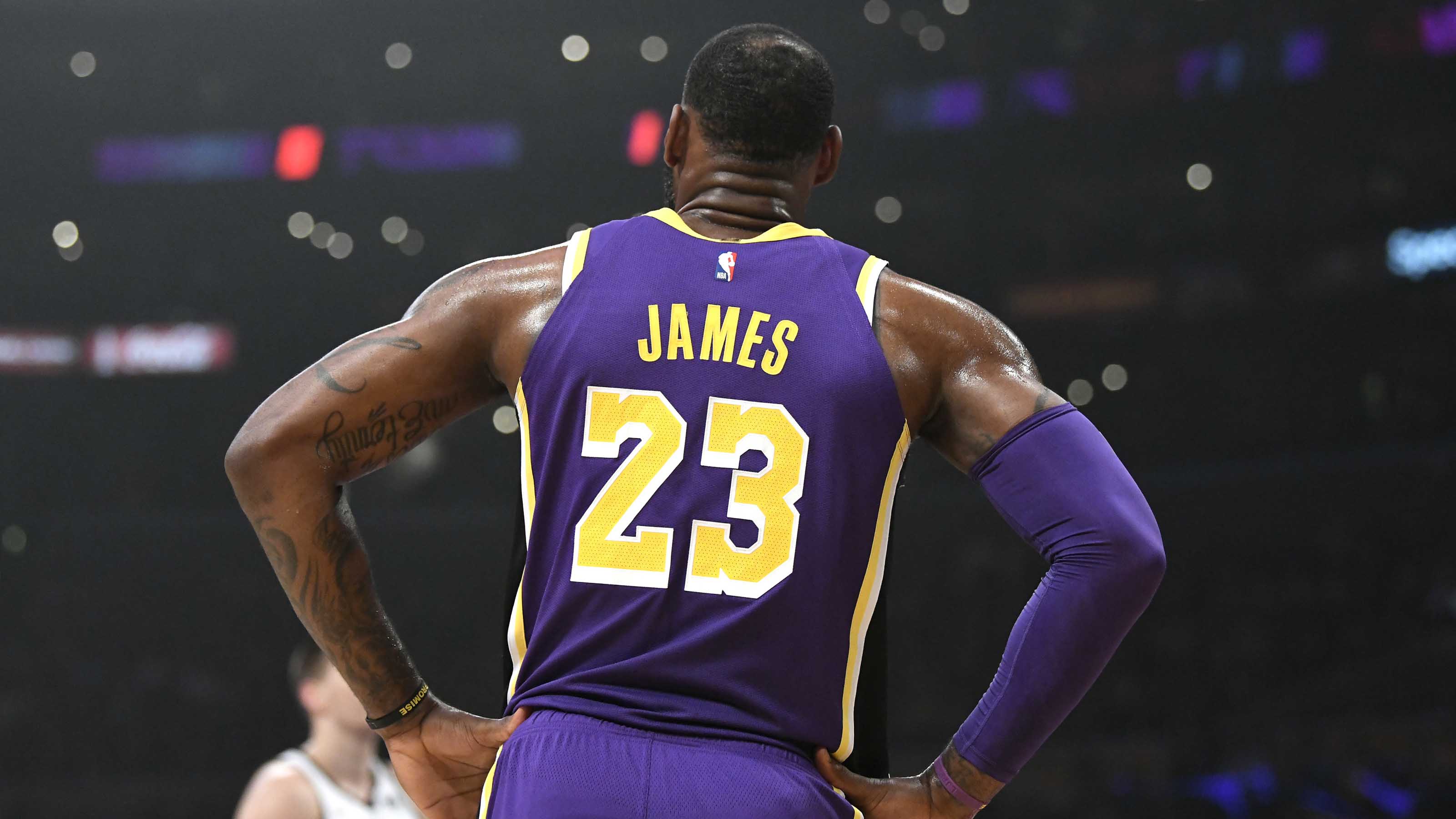 当然这只是球迷之间的争论,毕竟詹姆斯职业生涯至今已经有11个赛季能