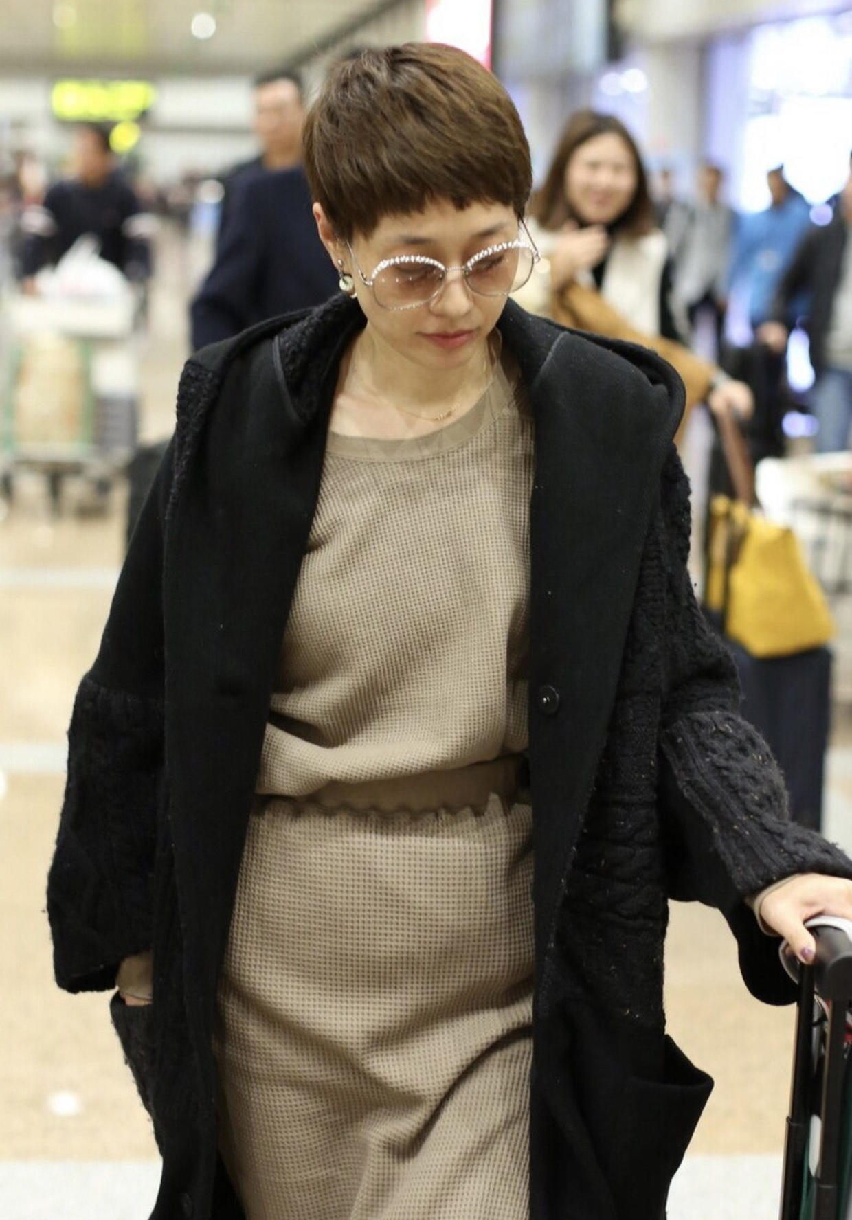 马伊琍气质太高级穿黑色大衣优雅端庄稳重内敛有腔调