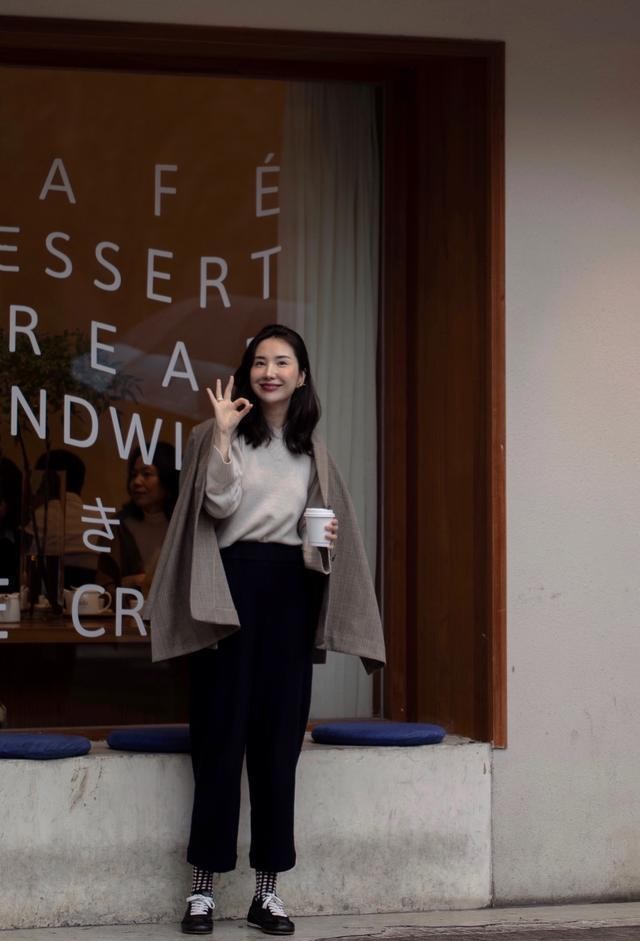 董花花张大奕隔空比美?二人一前一后晒周末动态,默契给美食特写