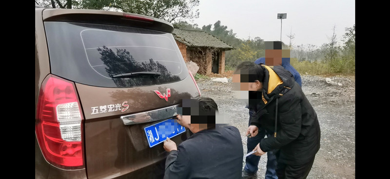 正式车牌藏于车内,男子持失效临牌开车上路被抓个正着_处罚