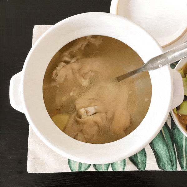 胡椒根猪脚汤材料杜仲,胡椒根各15克,淮牛膝20克,猪脚1只,生姜4片制作