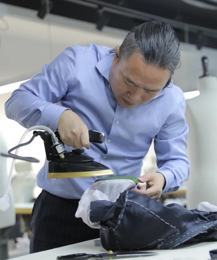 者苏义林看到每一位参评人都尽全力用自己扎实的服装技术功底和丰富