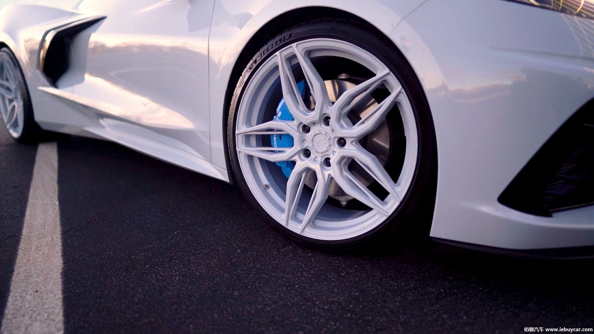 雪佛兰科尔维特c8 corvette 黄貂鱼z51实车曝光 白色轮毂醒目