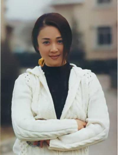 傅艺伟从年轻美到老,穿西装搭小礼帽洋气时尚,56岁风采依旧_手机搜狐