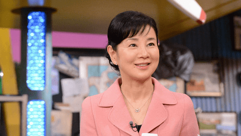 吉永小百合75岁仍优雅动人,套裙搭单鞋知性端庄,真适合妈妈们