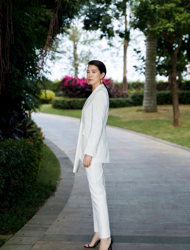 49岁的袁咏仪依然美得耀眼夺目,身穿白色西装,干练又有气场_手机搜狐