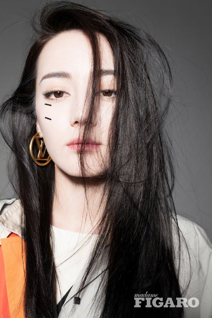 女主了~迪丽热巴起床头造型时尚吸睛,穿黑色西装帅气酷炫,长发飘逸