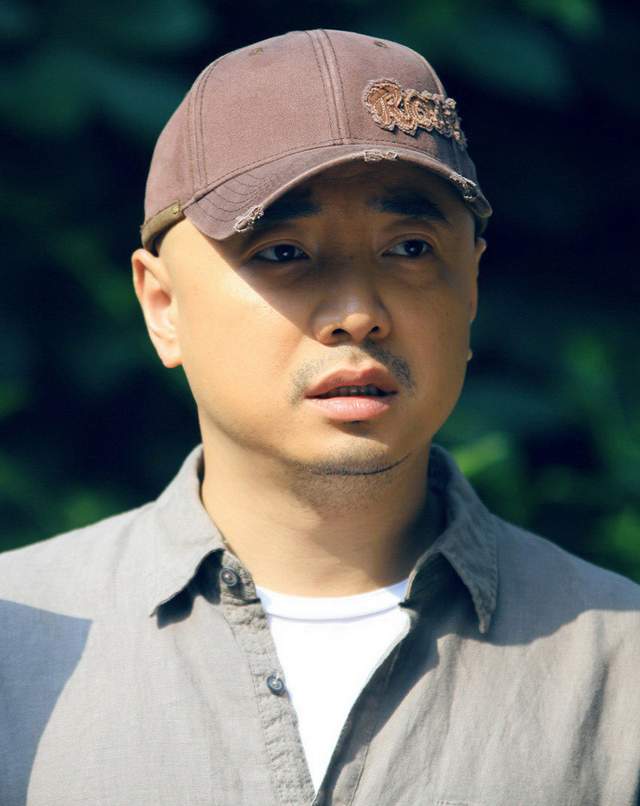 好男人徐峥屡次被拍,约年轻辣妹吃饭进会所