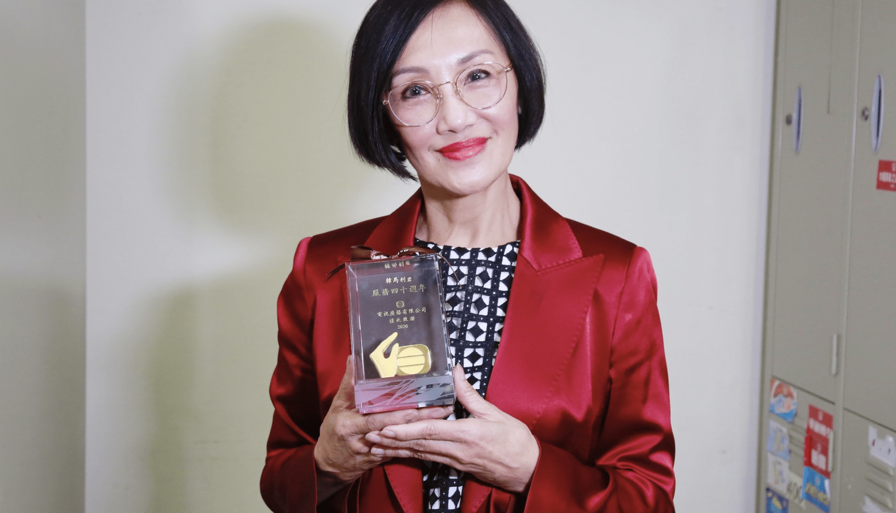 韩马利获tvb颁发服务40年金牌,现场自曝被降薪资,以德报怨续约_角色