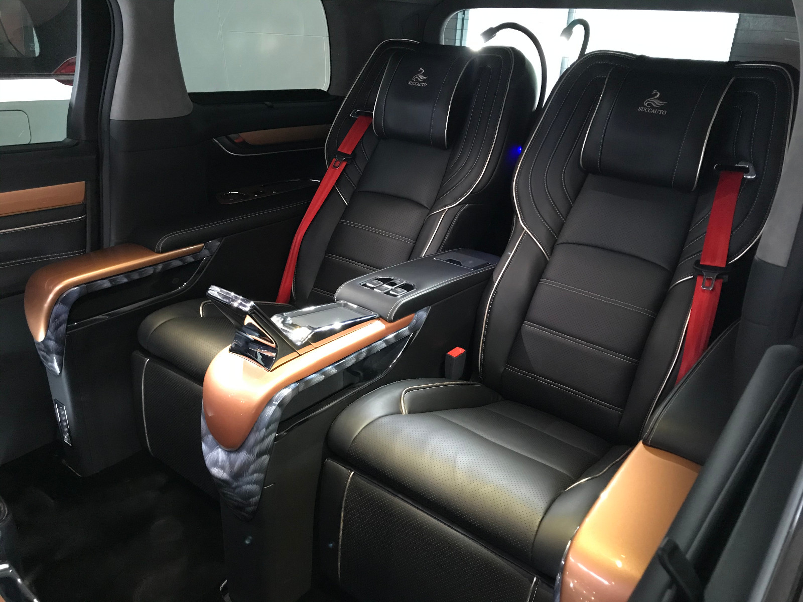 丰田埃尔法豪华内舱 蒙娜丽莎版七座商务