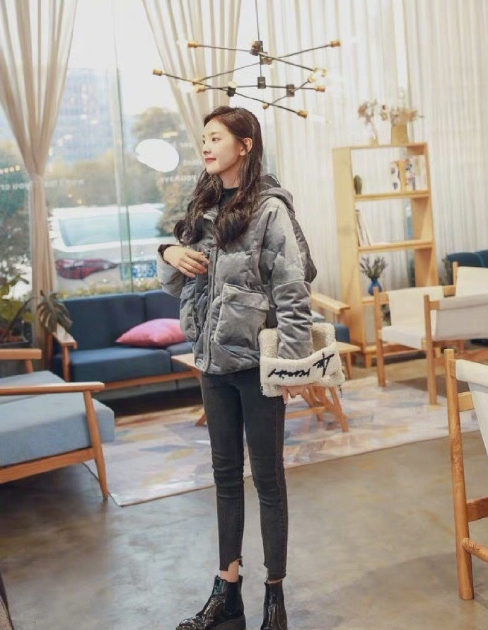 章若楠气质太好,冬季穿搭可爱甜美,尽显少女明媚范儿_手机搜狐网