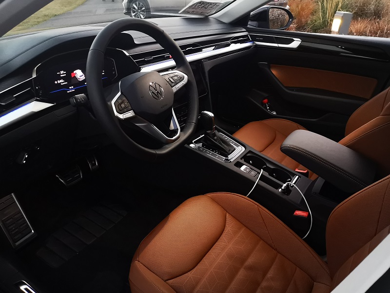 环抱式30色内饰氛围灯设计,harman/kardon顶级音响系统……猎装版cc